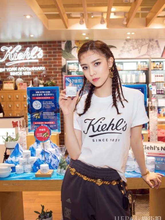 宋妍霏穿运动裤还要挂条“金腰带”，明星炫富就服你！