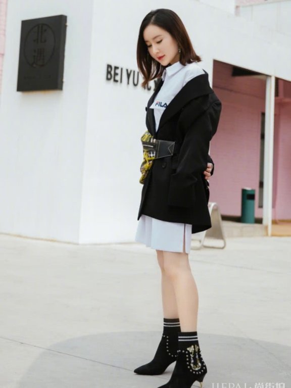 舒畅把裤脚的一侧塞进袜子里,瞬间秒变时尚潮人