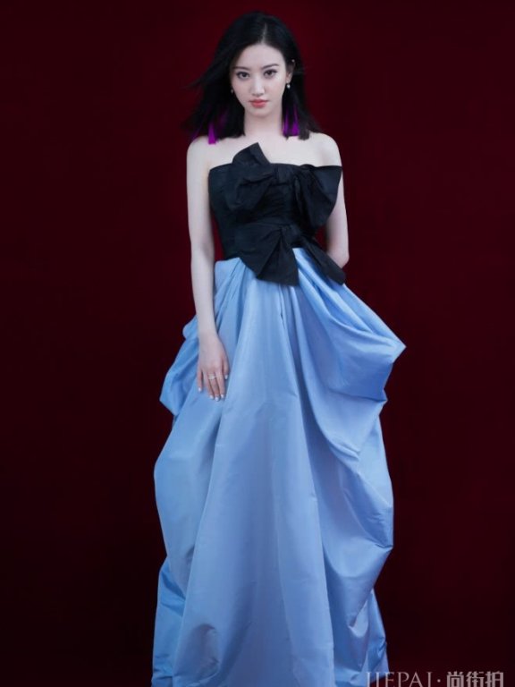 只有“丝袜裙”才能配的上景甜了,女人看了都想买!