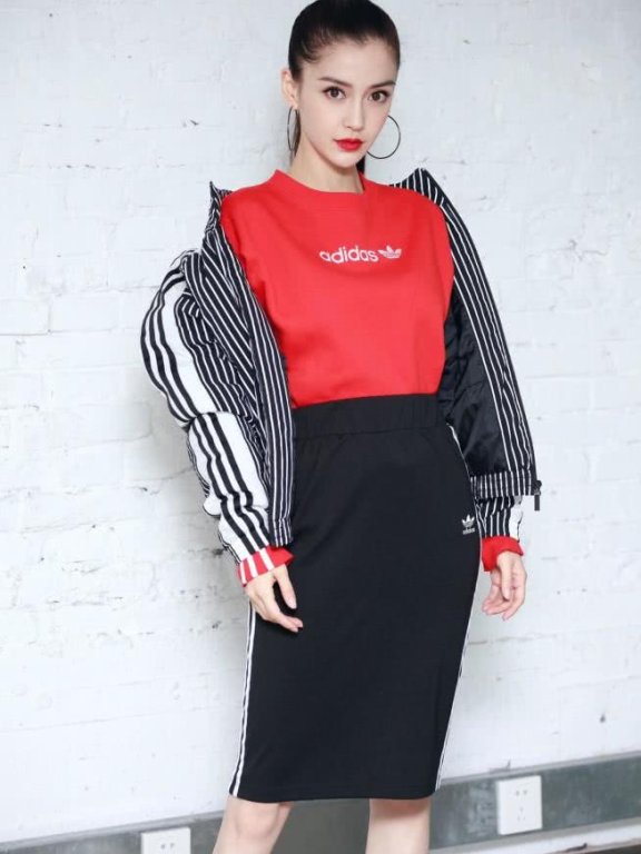 杨颖T恤搭配运动裙尽显女神范儿!