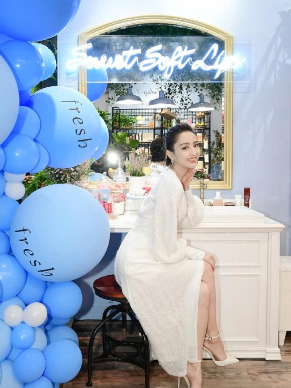 郭碧婷、佟丽娅同穿白裙清爽现身似仙境！