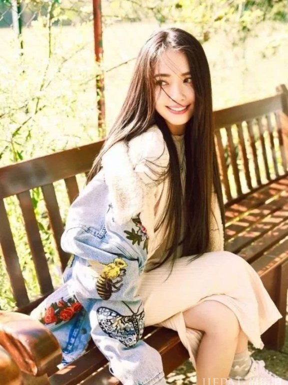 郭碧婷衣品超高,荷叶边露脐装身材太好!