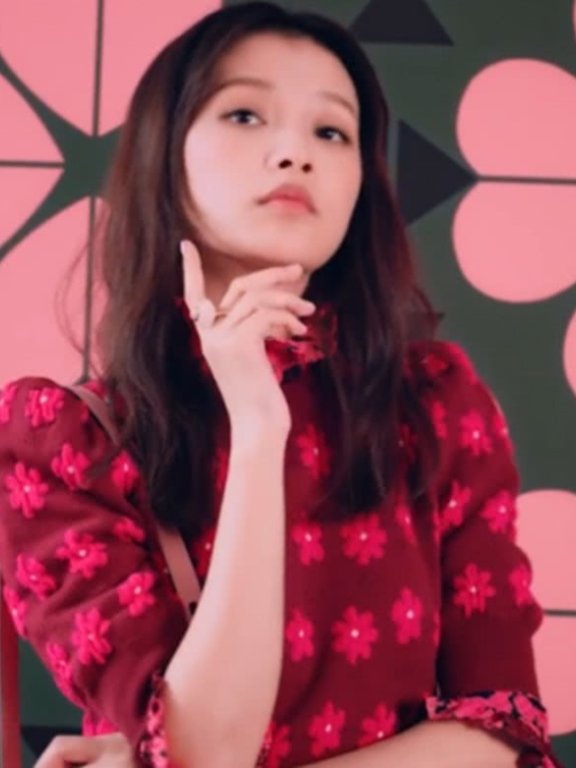 泡泡袖再掀风潮,孙怡甜似少女,何穗白的发光