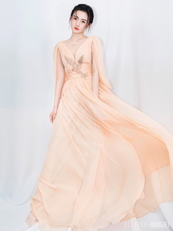 宋祖儿的“漏斗领”可不一样,轻松衬出“鸡腿胸”!