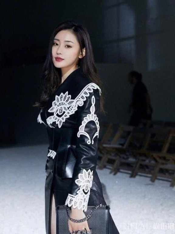 张天爱机车风穿搭,给人满满的优雅气质