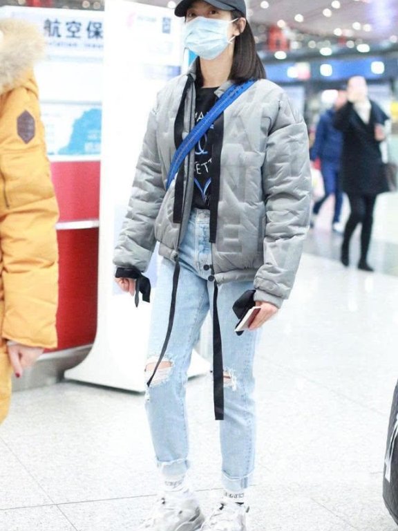 钟楚曦穿羽绒服现身，虽然未施粉黛但气场不容忽视！
