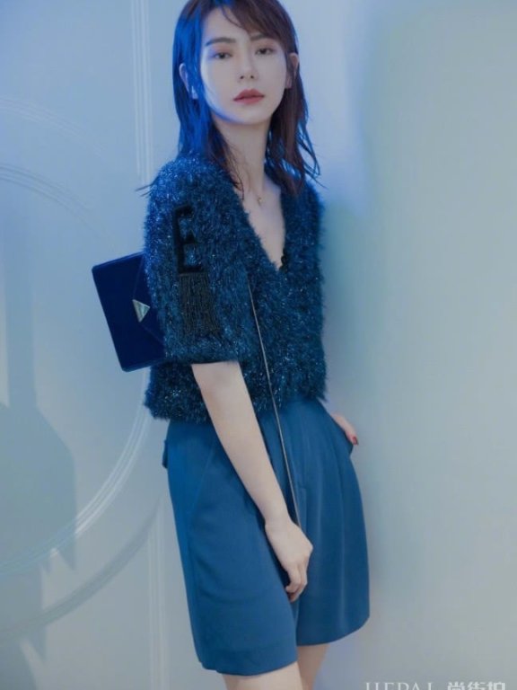 戚薇把短裙穿成了五分裤效果,拉根电线做包带走?