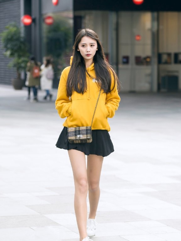 国内街拍 冬季街头小姐姐不畏寒冷秀长腿