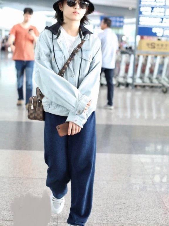张子枫搭运动裤超时尚,演绎17岁的个性!