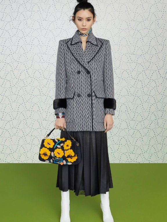 奚梦瑶超高衣品让人眼热，难怪赌王儿子沦陷了