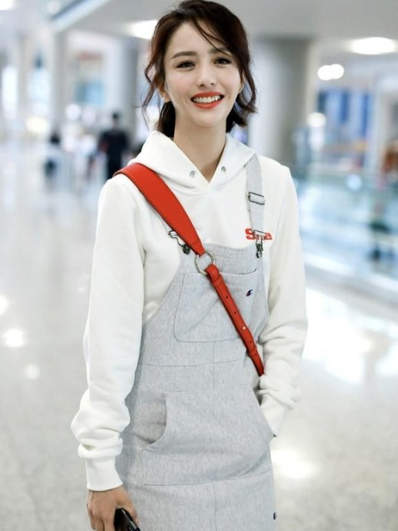 佟丽娅法式裙穿成白胖子,还以为好事将近了!