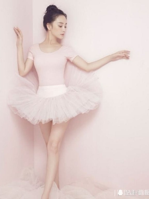 李小璐上封面杂志，穿粉色芭蕾舞裙，重回清纯