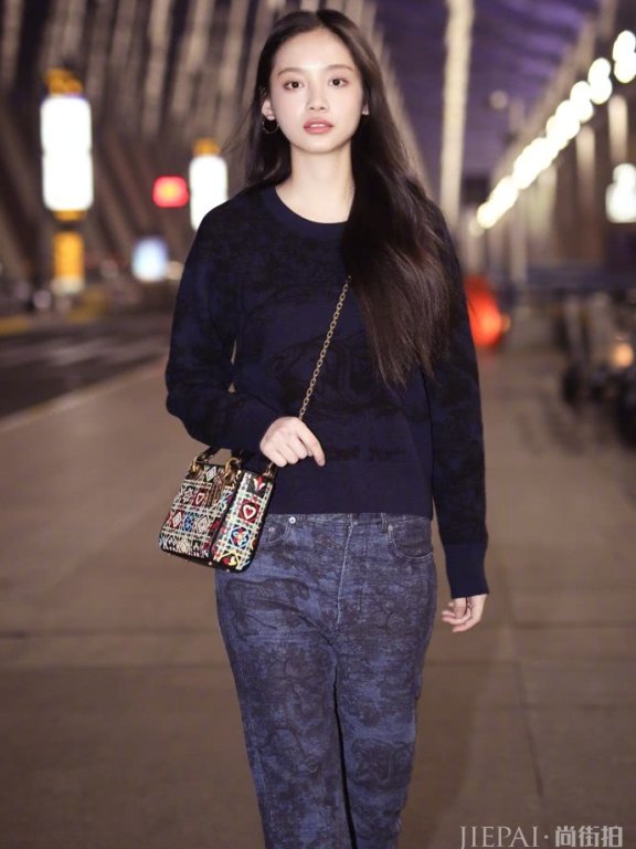 《流星花园》“静学姐”真会穿,平底“烟灰鞋”穿出高跟鞋效果!