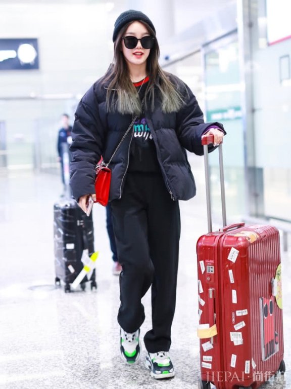 徐梦洁穿“激光鞋”抢镜,走机场像巡逻
