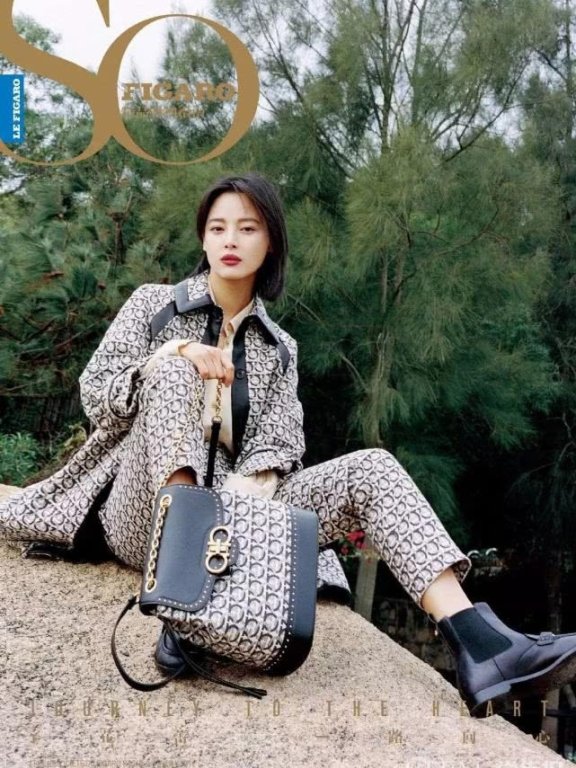 辛芷蕾登杂志封面,女王般躺姿极致性感