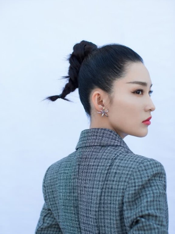李沁终穿双“人字凉鞋”出门,轻松变身腿精!