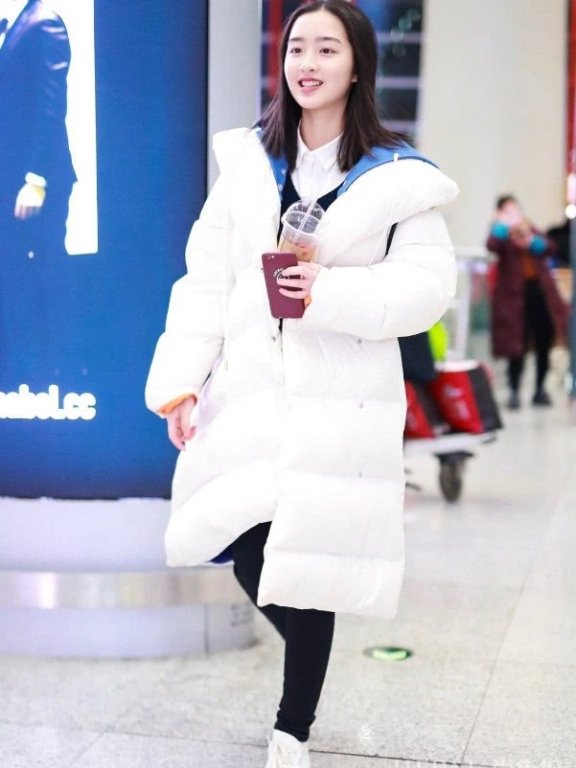 邓恩熙穿羽绒服变“大白熊”现身!