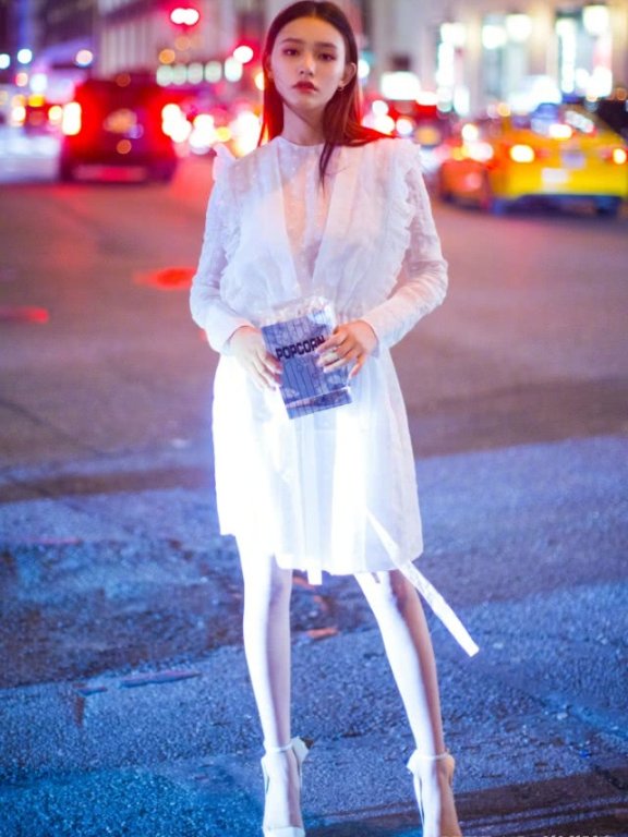 林允穿“窗帘”亮相,腰以下的“麦穗腿”才是亮点!