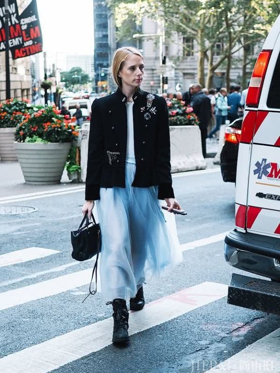 几十块的衣服穿出大牌感,胸针不能少