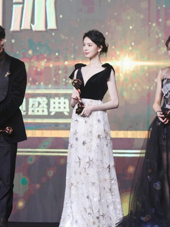 陈瑶编发搭配连衣裙穿出大长腿的感觉，小个子穿搭可以学她