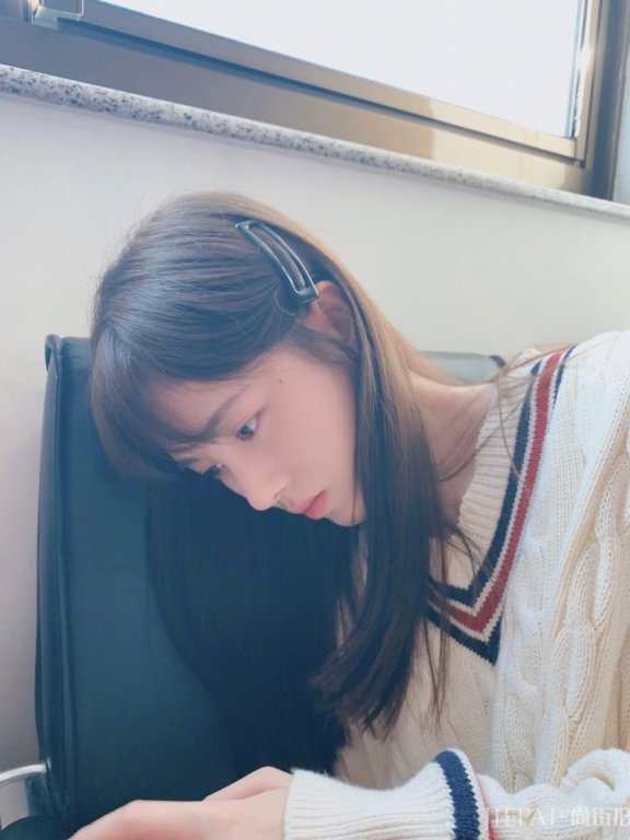 鞠婧祎齐刘海长发搭配毛衣温柔又甜美,早该这样穿了