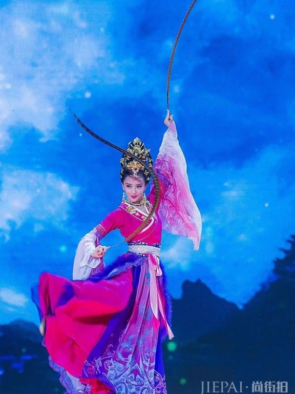《国家宝藏》中佟丽娅穿襦裙温婉典雅极了,真漂亮