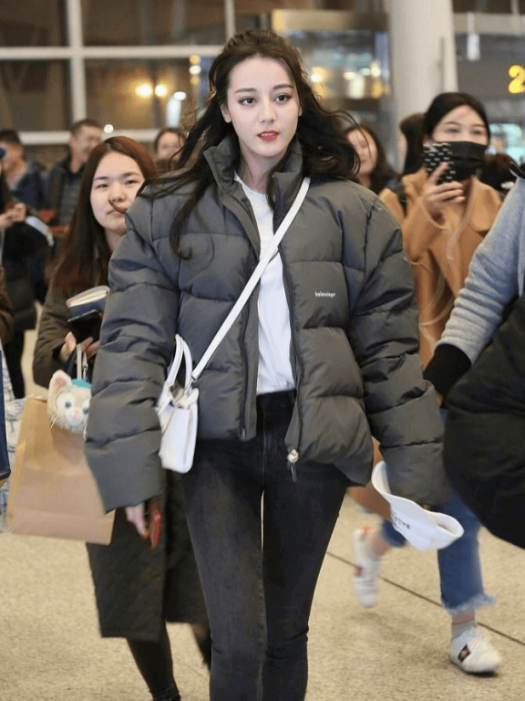 迪丽热巴变身18岁青春少女,风格多变不重样