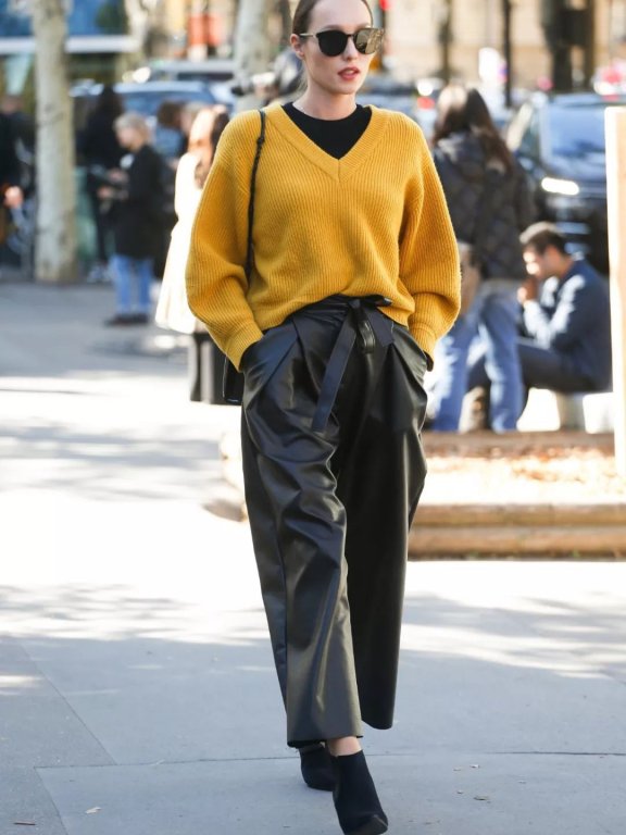 降低皮裤奇装异服的感觉 只需要一件毛衣就够了