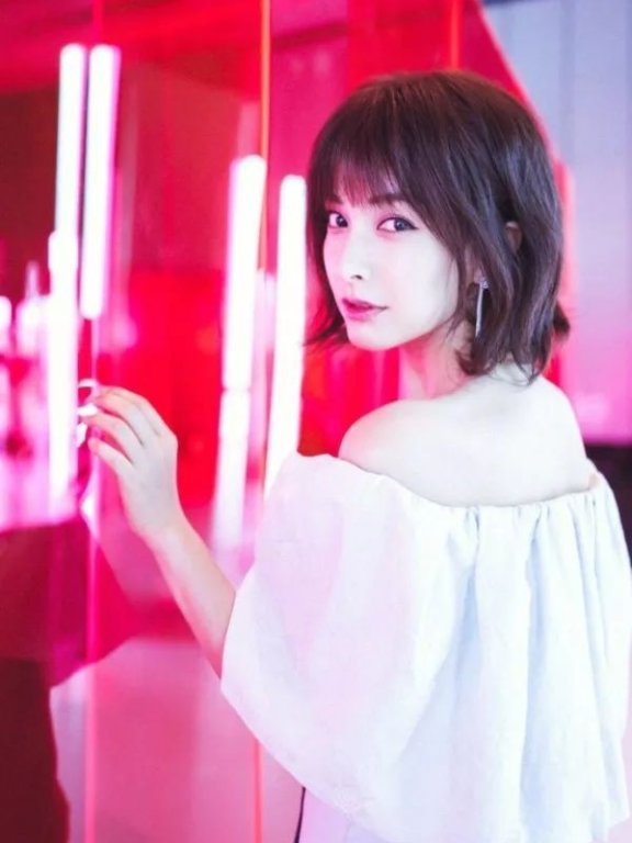 吴昕化“泡脚妆”的女星？真实的她很圈粉！