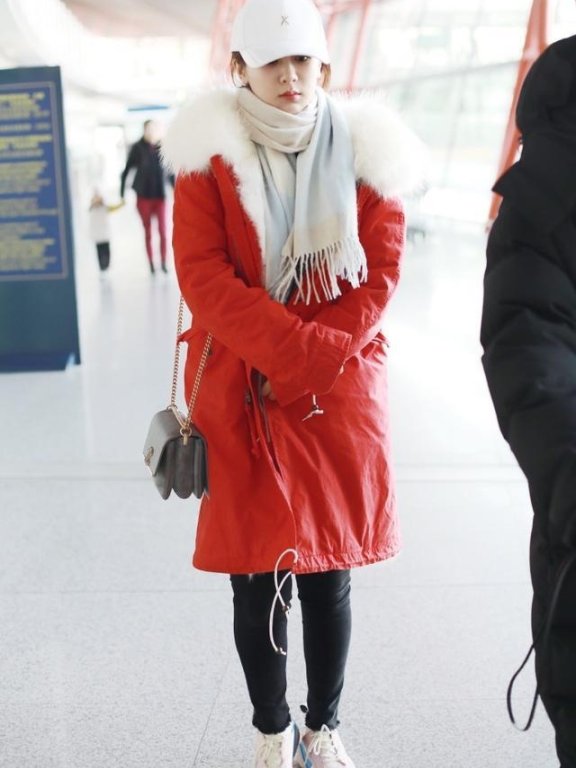 新年伊始女星们最爱的还是中国红，的机场照眼花缭乱