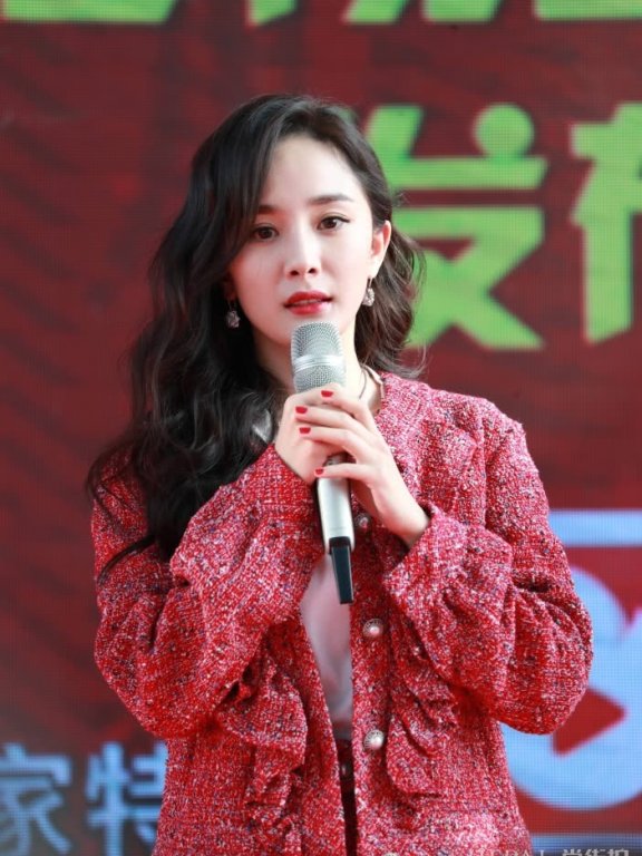 杨幂烫了卷发,气质瞬间变惊艳,穿红色衣服美如少女
