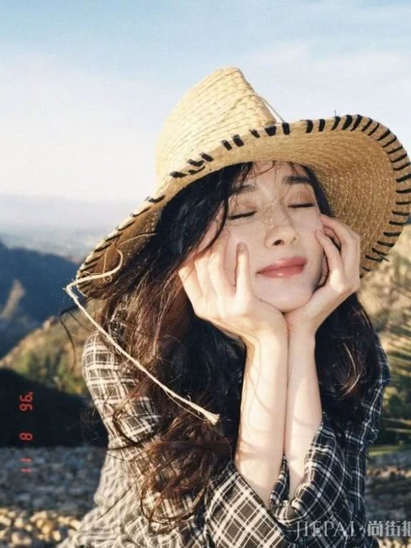 杨幂牛仔裤搭短靴的经典穿搭太显腿长