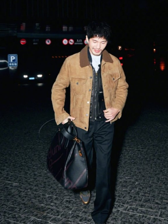 帅气大叔白宇街拍很帅,大气上档次!