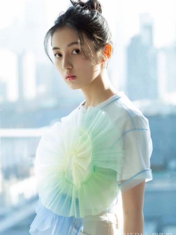 张子枫穿了15cm无根“液体鞋”拍照,真牛