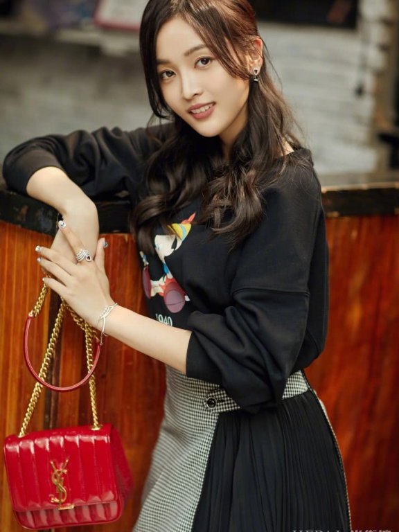 吴宣拍照全程穿着“围裙”,意外很时髦!