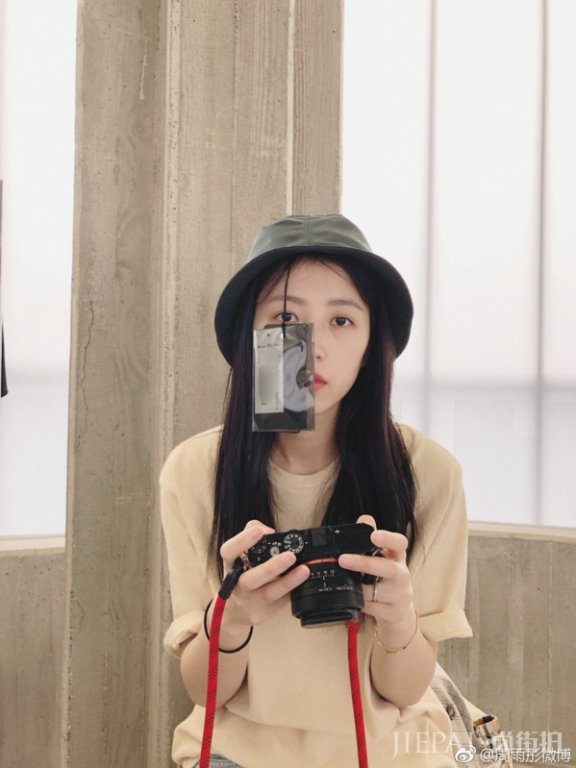 周雨彤的生活照靠衣品圈粉!?