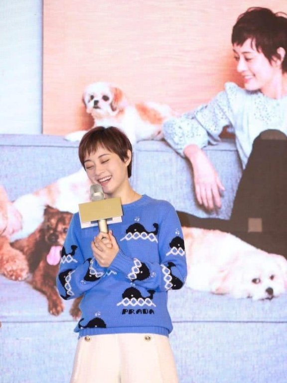 孙俪穿新造型出席活动现场，漂亮又年轻