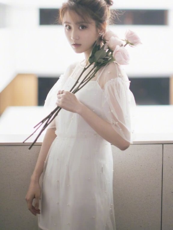 张慧雯穿“纸筒裙”秀身材，衬出了10岁小孩的腰！