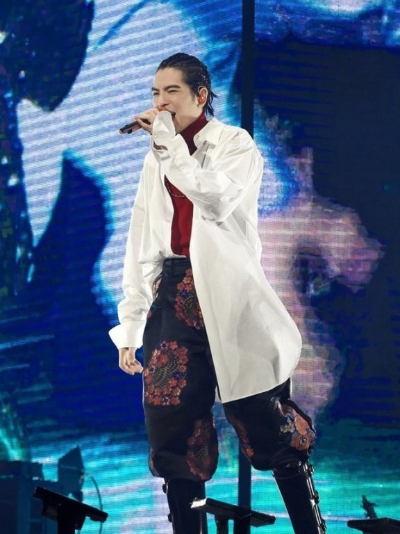 雨神萧敬腾演唱会简直是时装秀!