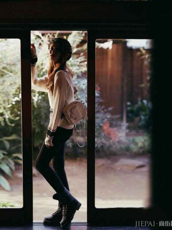 林允针织衫配牛仔裤,身材又高又瘦