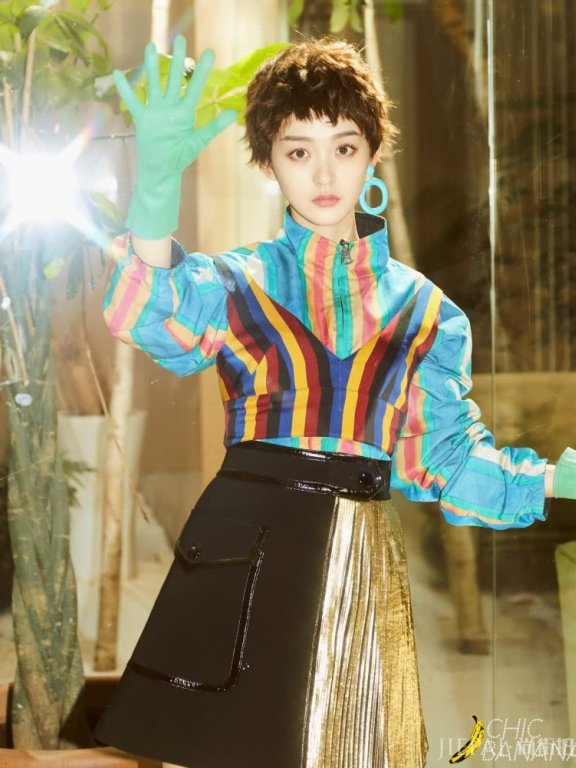 何泓姗剪刘海俏皮似少女，越来越会打扮吧