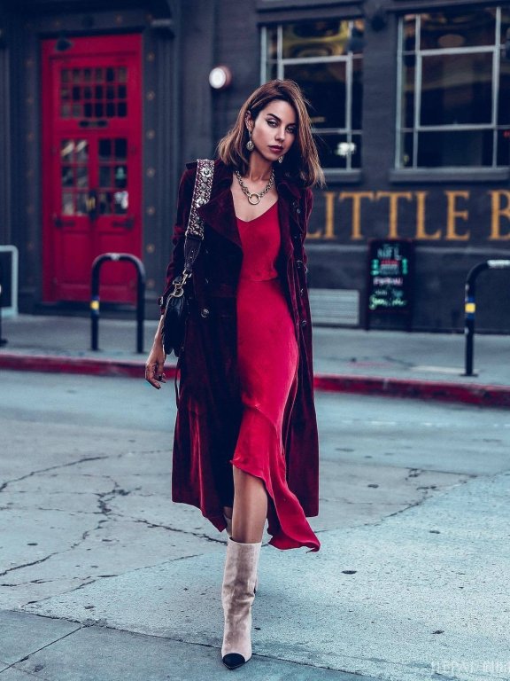 外国女郎高级穿衣让人羡慕，针织长裙你敢开叉穿吗？