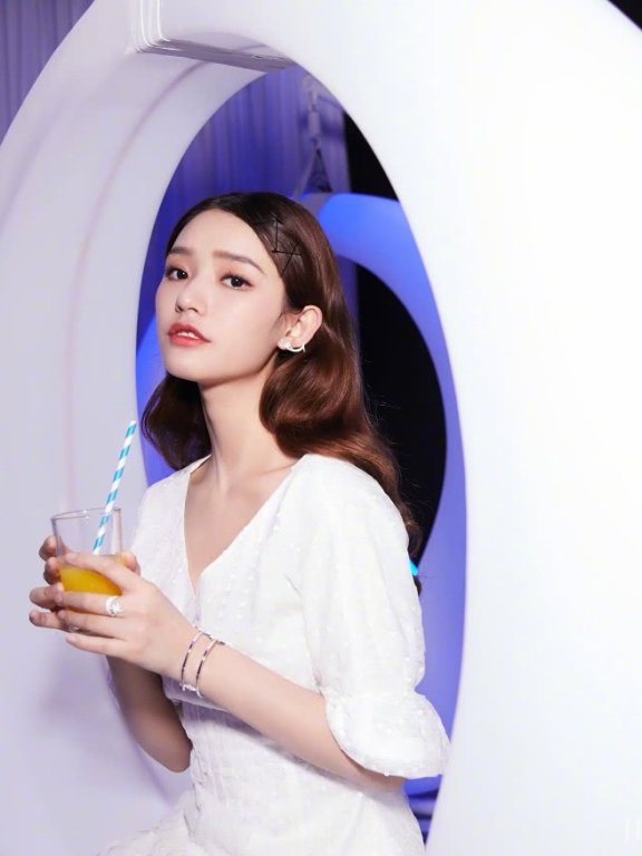 林允只颜值高扎着马尾辫,气质变得更惊艳了