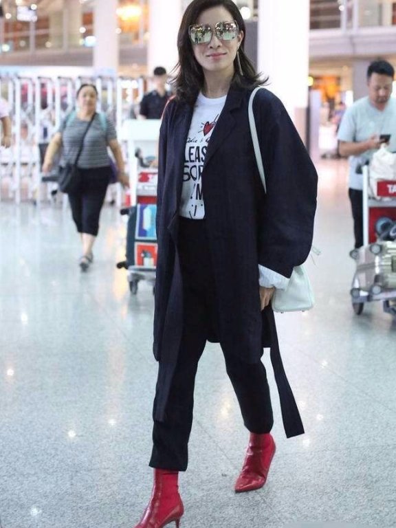 佘诗曼的紫菜裙很优雅,厚重的偏分刘海都挡不住她的美!