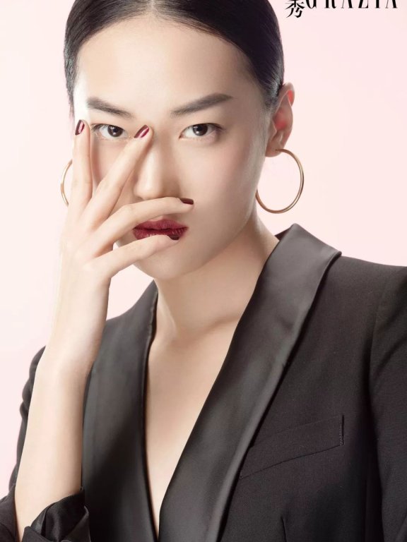 高明遥演绎美宝莲&红秀美妆大片