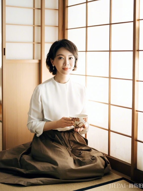 陈数雪纺上衣搭配半身裙简约优雅，气质真好！