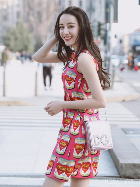 迪丽热巴美成这样能不抢风头吗？为了秀腿撕开“糖果裙”!