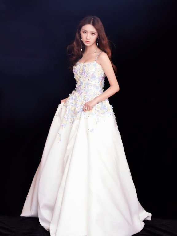 林允紧身裤竟穿成了“腊肠腿”,这时尚难懂!