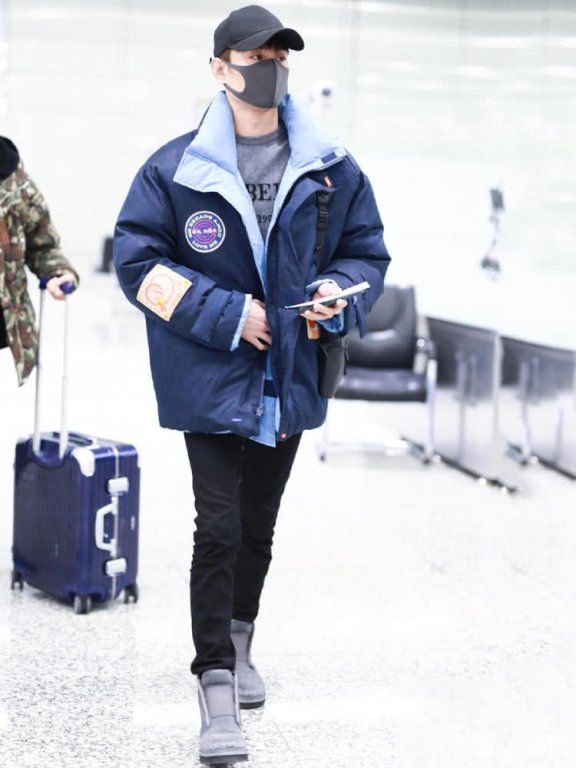 王凯中国风元素老棉袄配雪地靴保暖!