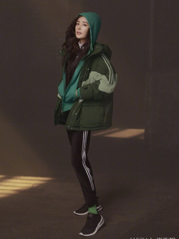 杨幂飘逸长发+瓜子脸精致爆了,真的美极了!